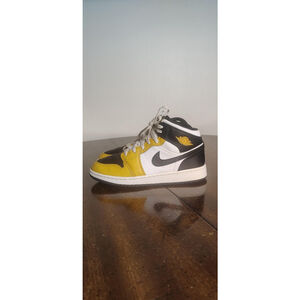 Jordan Air Jordan 1 Mid Shoes Youth Size 6.5Y Yellow Black Sneakers DQ8423-701